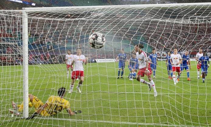 RB Leipzig Craiova Soccer Euro League Qualifiers Leipzig 09 08 2018 Red Bull Arena Soccer UEFA Europa League Qualification UEFA Champions League Leipzig vs CS Universitatea Craiova ROU The net goal for Leipzig is 3 0 Yussuf Poulsen re 9 RB Leipzig faces goalkeeper V l goalkeeper Mirko Pigliacelli 13 Craiova Marcel Sabitzer 7 RB Leipzig and scorer Yussuf Poulsen 9 RB Leipzig