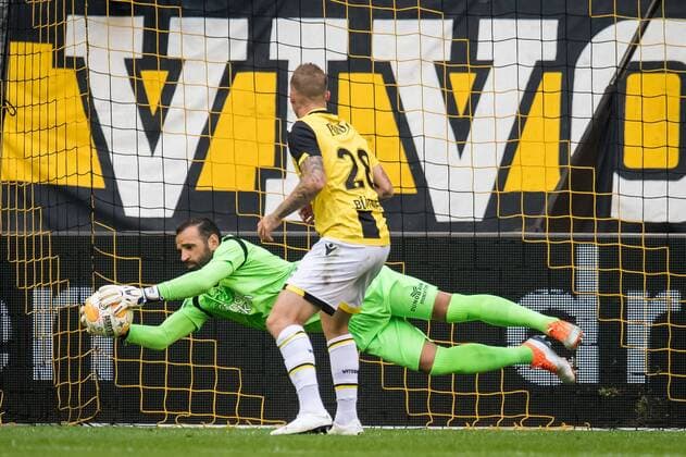goalkeeper Eduardo Dos Reis Carvalho of Vitesse, Alexander Buttner of Vitesse during the UEFA Europa League third round qualifying first leg match between Vitesse Arnhem and FC Basel at the Gelredome on August 09, 2018 in Arnhem, The Netherlands UEFA Europa League 2018 2019 xVIxVIxImagesx xRonaldxBonestrooxIVx 11721838