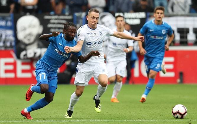Genk s Dieumerci Ndongala and Poznan s Maciej Gajos fight for the ball during a soccer game between Belgian team KRC Genk and Polish club Lech Poznan, Thursday 09 August 2018 in Genk, the first leg of the third qualification round for the Europa League competition. VIRGINIExLEFOUR  x05402195x