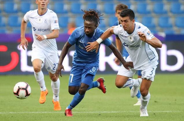 Genk s Dieumerci Ndongala and Poznan s Vernon De Marco fight for the ball during a soccer game between Belgian team KRC Genk and Polish club Lech Poznan, Thursday 09 August 2018 in Genk, the first leg of the third qualification round for the Europa League competition. VIRGINIExLEFOUR  x05402235x