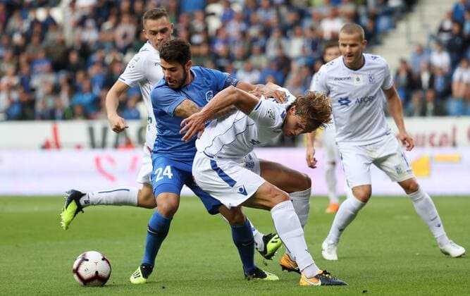 Genk s Alejandro Pozuelo and Poznan s Thomas Rogne fight for the ball during a soccer game between Belgian team KRC Genk and Polish club Lech Poznan, Thursday 09 August 2018 in Genk, the first leg of the third qualification round for the Europa League competition. VIRGINIExLEFOUR  x05402239x