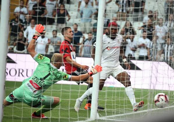 Ryan Babel of Besiktas and Goalkeeper Alexander Schlager of LASK Linz during the UEFA Europa League Qualifying match between Besiktas and LASK Linz at Vodafone Park in Istanbul , Turkey on August 09, 2018. 