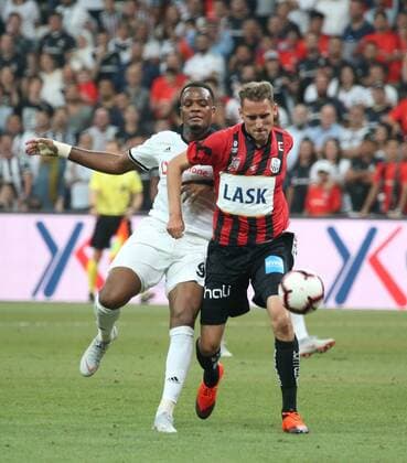 Cyle Larin of Besiktas and Thomas Goiginger (R) of LASK Linz during the UEFA Europa League Qualifying match between Besiktas and LASK Linz at Vodafone Park in Istanbul , Turkey on August 09, 2018. 