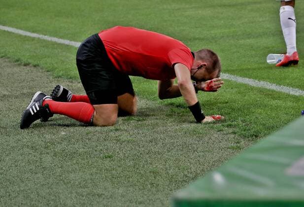 SOCCER - UEFA EL quali, Sturm vs Larnaca GRAZ,AUSTRIA,09.AUG.18 - SOCCER - UEFA Europa League qualification, SK Sturm Graz vs AEK Larnaca. Image shows the injury of assistentreferee Fredrik Klyver. GEPAxpictures xHansxOberlaender