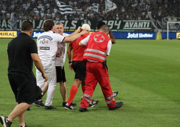 SOCCER - UEFA EL quali, Sturm vs Larnaca GRAZ,AUSTRIA,09.AUG.18 - SOCCER - UEFA Europa League qualification, SK Sturm Graz vs AEK Larnaca. Image shows the injury of assistentreferee Fredrik Klyver. GEPAxpictures xHansxOberlaender