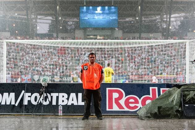 09 08 2018 xtgx Football Europa League 3 Qualifying Round RB Leipzig CS Universitatea Craiova emspor v l a folder stands in the pouring rain of Leipzig