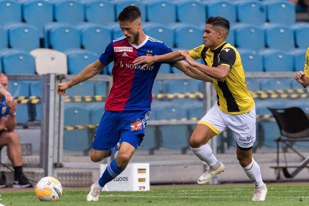 (L-R) Ricky van Wolfswinkel of FC Basel, Navarone Foor of Vitesse during the UEFA Europa League third round qualifying first leg match between Vitesse Arnhem and FC Basel at the Gelredome on August 09, 2018 in Arnhem, The Netherlands UEFA Europa League 2018 2019 xVIxVIxImagesx xGerritxvanxKeulenxIVx 11722287