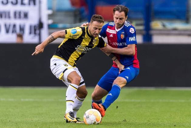 (L-R) Roy Beerens of Vitesse, Luca Zuffi of FC Basel during the UEFA Europa League third round qualifying first leg match between Vitesse Arnhem and FC Basel at the Gelredome on August 09, 2018 in Arnhem, The Netherlands UEFA Europa League 2018 2019 xVIxVIxImagesx xGerritxvanxKeulenxIVx 11722323