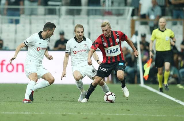 SOCCER - UEFA EL quali, Besiktas vs LASK ISTANBUL,TURKEY,09.AUG.18 - SOCCER - UEFA Europa League qualification, Besiktas Istanbul vs LASK Linz. Image shows Thomas Goiginger (LASK) and Caner Erkin (Besiktas). GEPAxpictures xHaraldxSteiner