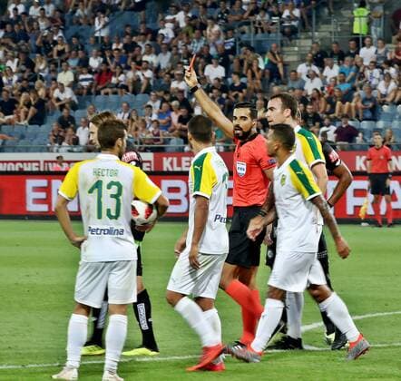 SOCCER - UEFA EL quali, Sturm vs Larnaca GRAZ,AUSTRIA,09.AUG.18 - SOCCER - UEFA Europa League qualification, SK Sturm Graz vs AEK Larnaca. Image shows Joerg Siebenhandl (Sturm) and referee Mohammed Al-Hakim (SWE). GEPAxpictures xM.xOberlaender