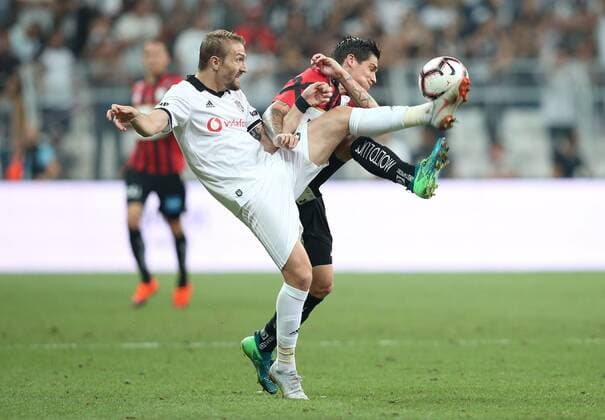 SOCCER - UEFA EL quali, Besiktas vs LASK ISTANBUL,TURKEY,09.AUG.18 - SOCCER - UEFA Europa League qualification, Besiktas Istanbul vs LASK Linz. Image shows Dominik Frieser (LASK) and Caner Erkin (Besiktas). GEPAxpictures xHaraldxSteiner