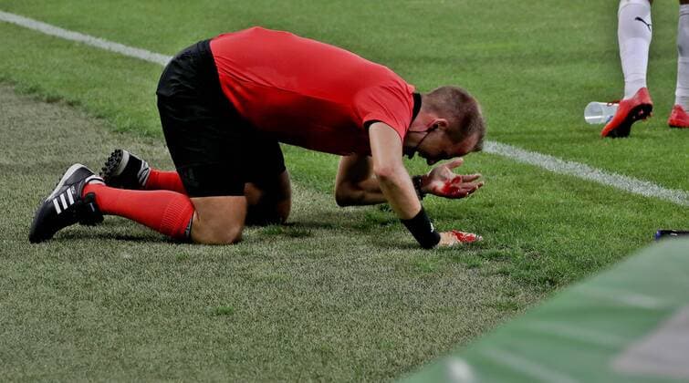 Sport Themen der Woche KW32 Sport Bilder des Tages SOCCER - UEFA EL quali, Sturm vs Larnaca GRAZ,AUSTRIA,09.AUG.18 - SOCCER - UEFA Europa League qualification, SK Sturm Graz vs AEK Larnaca. Image shows assistentreferee Fredrik Klyver. GEPAxpictures xHansxOberlaender