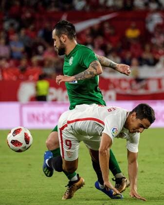 Sevilla s Ben Yedder (R) vies for the ball with Zalgiris Jeremy Manzorro during the UEFA Europa League third round first leg match between Sevilla and Zalgiris Vilna at the Sanchez Pizjuan stadium, in Seville, Andalusia, Spain, 09 August 2018. Sevilla vs. Zalgiris Vilna !ACHTUNG: NUR REDAKTIONELLE NUTZUNG!  Copyright: xPepoxHerrerax SEV06 20180810-636694567066725960