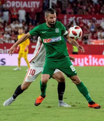 Sevilla s Ever Banega (L) vies for the ball with Zalgiris Simkovic during the UEFA Europa League third round first leg match between Sevilla and Zalgiris Vilna at the Sanchez Pizjuan stadium, in Seville, Andalusia, Spain, 09 August 2018. Sevilla vs. Zalgiris Vilna !ACHTUNG: NUR REDAKTIONELLE NUTZUNG!  Copyright: xPepoxHerrerax SEV07 20180810-636694567077663528