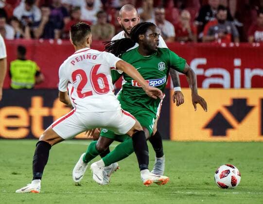 Sevilla s Pejino (L) vies for the ball with Zalgiris Vilna Donovan Slijngard (R) during the UEFA Europa League third round first leg match between Sevilla and Zalgiris Vilna at the Sanchez Pizjuan stadium, in Seville, Andalusia, Spain, 09 August 2018. Sevilla vs. Zalgiris Vilna !ACHTUNG: NUR REDAKTIONELLE NUTZUNG!  Copyright: xPepoxHerrerax SEV08 20180810-636694573209795853