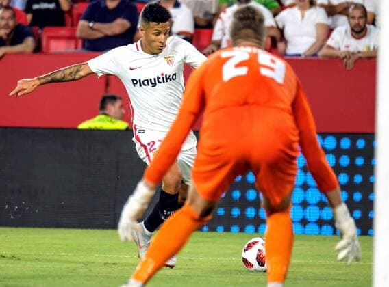 Sevilla s Gilherme Arana (L) vies for the ball with Zalgiris Dziugas Bartkus during the UEFA Europa League third round first leg match between Sevilla and Zalgiris Vilna at the Sanchez Pizjuan stadium, in Seville, Andalusia, Spain, 09 August 2018. Sevilla vs. Zalgiris Vilna !ACHTUNG: NUR REDAKTIONELLE NUTZUNG!  Copyright: xPepoxHerrerax SEV09 20180810-636694573224483143