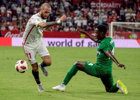 Sevilla s Aleix Vidal (L) vies for the ball with Zalgiris Serge Nyuiadzi during the UEFA Europa League third round first leg match between Sevilla and Zalgiris Vilna at the Sanchez Pizjuan stadium, in Seville, Andalusia, Spain, 09 August 2018. Sevilla vs. Zalgiris Vilna !ACHTUNG: NUR REDAKTIONELLE NUTZUNG!  Copyright: xPepoxHerrerax SEV10 20180810-636694573251670296