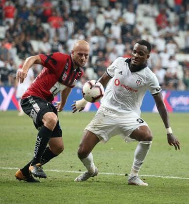 Cyle Larin (R) of Besiktas and Gernot Trauner of LASK Linz during the UEFA Europa League Qualifying match between Besiktas and LASK Linz at Vodafone Park in Istanbul , Turkey on August 09, 2018. 
