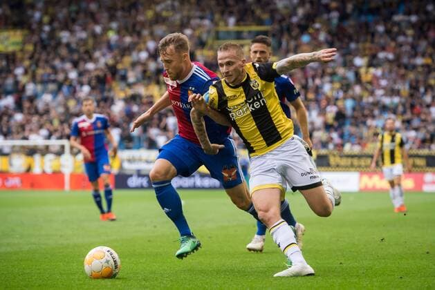 (L-R) Fabian Frei of FC Basel, Alexander Buttner of Vitesse during the UEFA Europa League third round qualifying first leg match between Vitesse Arnhem and FC Basel at the Gelredome on August 09, 2018 in Arnhem, The Netherlands UEFA Europa League 2018 2019 xVIxVIxImagesx xRonaldxBonestrooxIVx 11725446