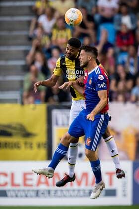 (L-R) Jake Clarke-Salter of Vitesse, Ricky van Wolfswinkel of FC Basel during the UEFA Europa League third round qualifying first leg match between Vitesse Arnhem and FC Basel at the Gelredome on August 09, 2018 in Arnhem, The Netherlands UEFA Europa League 2018 2019 xVIxVIxImagesx xRonaldxBonestrooxIVx 11725451