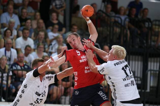 SG Flensburg Handewitt vs THW Kiel Handball Test match 09 08 18 Holger Glandorf SG Flensburg Handewitt 09 in attack against Patrick Wiencek THW Kiel 17 and Nikola Bilyk THW Kiel 53 xmmkx