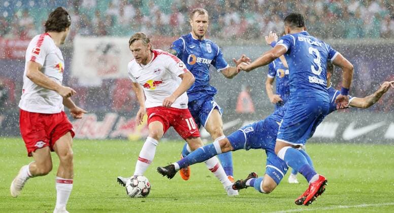 RB Leipzig Craiova Soccer Euro League Qualifiers Leipzig 09 08 2018 Red Bull Arena Soccer UEFA Euro League Qualification 3 Round First leg RB Leipzig vs CS Universitatea Craiova 3 1 1 0 Pictured left Marcel Sabitzer 7 RB Leipzig Emil Forsberg 10 RB Leipzig Matteo Fedele 20 Craiova Renato Kelic 6 Craiova and Marius Briceag 3 Craiova