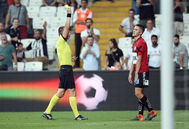 SOCCER - UEFA EL quali, Besiktas vs LASK ISTANBUL,TURKEY,09.AUG.18 - SOCCER - UEFA Europa League qualification, Besiktas Istanbul vs LASK Linz. Image shows referee Bartosz Frankowski and Reinhold Ranftl (LASK); Keywords: yellow card. GEPAxpictures xHaraldxSteiner
