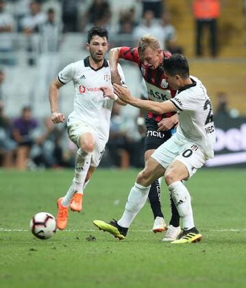 SOCCER - UEFA EL quali, Besiktas vs LASK ISTANBUL,TURKEY,09.AUG.18 - SOCCER - UEFA Europa League qualification, Besiktas Istanbul vs LASK Linz. Image shows Goekhan Goenuel (Besiktas), Thomas Goiginger (LASK) and Necip Uysal (Besiktas). GEPAxpictures xHaraldxSteiner