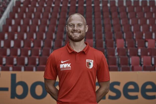 Jonas Scheuermann Co Coach FC Augsburg 1907 1 BL Portrait date 2018 2019