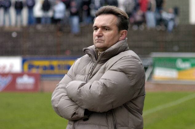 The VfB Borussia Neunkirchen jersey color white black plays in the Ellenfeld stadium in Neunkirchen against the SF Köllerbach jersey color red black on Saturday 08 12 2007 in a Oberliga encounter football Our picture shows the coach of VfB Borussia Neunkirchen Günter Erhardt