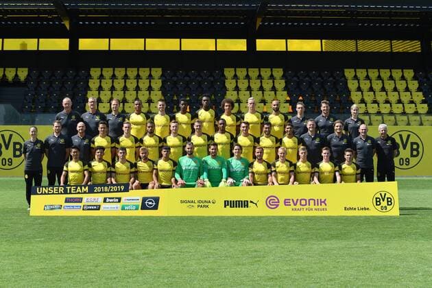 Borussia Dortmund 1 BL Portrait date 2018 2019 Team photo hi Series v li Team mate Frank Graefen Olaf Wehmer Team physician Dr Markus Braun Manuel Akanji Julian Weigl Alexander Isak Dan Axel Zagadou Axel Witsel Marius Wolf Oemer Toprak Fitness trainer Florian Wangler Athletic trainer Andreas Beck Dr Anke Steffen middle row v left physiotherapist Swantje Thomsen Swantje Thomssen Physiotherapist Thorben Voeste Physiotherapist Thomas Zetzmann Thomas Delaney Jacob Bruun Larsen Jeremy Toljan Marco Reus Lukasz Piszczek Abdou Diallo Maximilian Philipp Nuri Sahin Achraf Hakimi Goalkeeping coach Matthias Kleinsteiber Co Manager Edin Terzic Co Manager Manfred Stefes Manager Lucien Favre Lower tier v left Shinji Kagawa Jadon Sancho Christian Pulisic Marcel Schmelzer Mahmoud Dahoud Keeper Eric Oelschlaegel Keeper Roman Buerki Roman Buki Roman Buerki Keeper Marwin Hitz Mario Goetze Mario Gotze Sebastian Rode Dzenis Burnic Sergio Gomez Raphael Guerreiro Team2