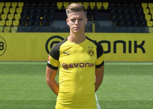Dzenis Burnic Borussia Dortmund 1 BL Portrait Date 2018 2019 Team2