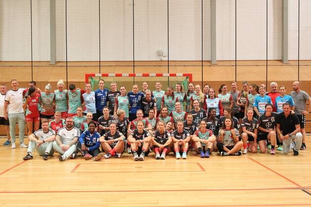 Farewell match Katja Kramarczyk geb Schuelke 10 08 2018 Farewell match for the former goalkeeper of the handball national team of Frankfurt HC FHC and HC HCL HCL Katja Schuelki Kramarczyk on 10 08 2018 in the sports hall Bruederstrasse Leipzig In the picture team photo group photo with the Amazons Athletic Club Leipzig the TSV Bayer Leverkusen and guests xjkx