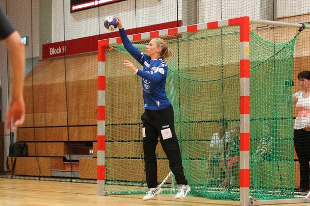 Farewell match Katja Kramarczyk geb Schuelke 10 08 2018 Farewell match for the former goalkeeper of the handball national team of the Frankfurt HC FHC and HC HCL HCL Katja Schuelki Kramarczyk on 10 08 2018 in the sports hall Bruederstrasse Leipzig In the picture Katja Kramarczyk Schuelke in goal of TSV Bayer Leverkusen xjkx