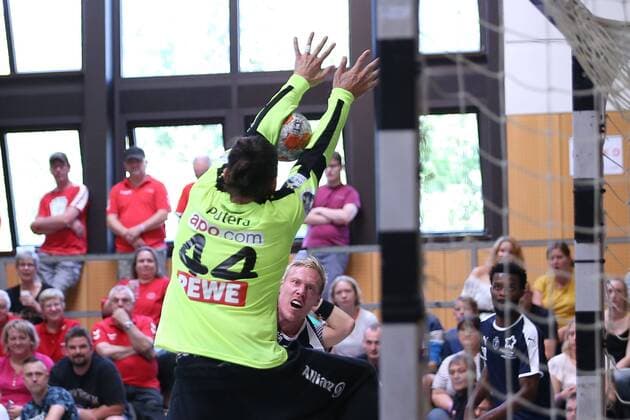 SC DHfK Leipzig vs MHB Montpellier Handball Handball International Heide Cup 2018 10 08 18 Frederik Pettersson No 18 MHB Montpellier Handball against Milos Putera Nr 44 SC DHfK Leipzig xmmkx