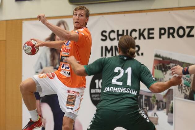 Füchse Berlin vs SC IFK Kristianstad Handball International Heide Cup 2018 10 08 18 Olafur Gudmundsson No 13 IFK Kristianstad against Mattias Zachrisson Nr 21 Fuechse Berlin xmmkx