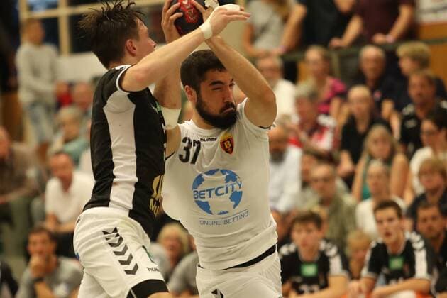 Handball Sportverein Hamburg vs HC Varder Skopje Handball International Heide Cup 2018 10 08 18 Janja Vojvodic Nr 37 HC Vardar Skopje against Leif Tissier Nr 07 Handball Sport Verein Hamburg xmmkx