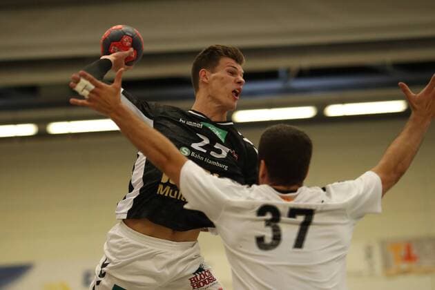Handball Sportverein Hamburg vs HC Varder Skopje Handball International Heide Cup 2018 10 08 18 Finn Wullenweber Nr 25 Handball Sport Club Hamburg against Janja Vojvodic Nr 37 HC Vardar Skopje xmmkx