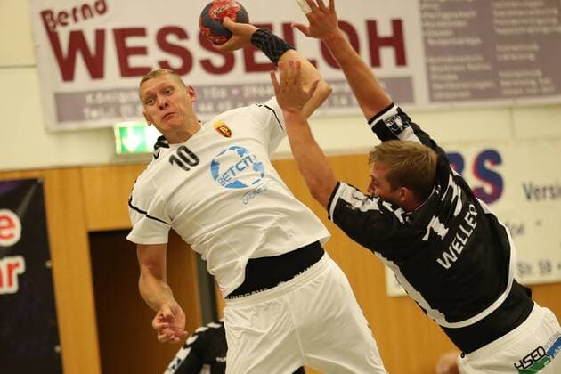 Handball Sportverein Hamburg vs HC Varder Skopje Handball Internationaler Heide Cup 2018 10 08 18 Dainis Kristopans Nr 10 HC Vardar Skopje against Niklas Weller Nr 13 Handball Sport Club Hamburg xmmkx