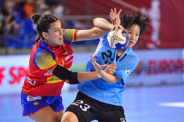 2018.08.11 Kielce Pilka reczna Mlodziezowe Mistrzostwa Swiata w Pilce Recznej Kobiet do lat 18 Hiszpania - Korea N z PALOMO PINEDA Maria OH Yedam Foto Lukasz Laskowski PressFocus 2018.08.11 Kielce Handball IHF Youth U18 Womens World Championship WM Weltmeisterschaft 2018 Spain v Korea PALOMO PINEDA Maria OH Yedam Credit: Lukasz Laskowski PressFocus NEWSPIX.PL --- Newspix.pl france out!  20180811LUK_074