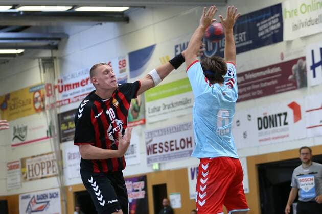 Fuechse Berlin HC Vardar Skopje Handball International Heide Cup 2018 11 08 18 Dainis Kristopans Nr 10 HC Vardar Skopje against the block of Jacob Tandrup Holm Nr 06 Fuechse Berlin xmmkx