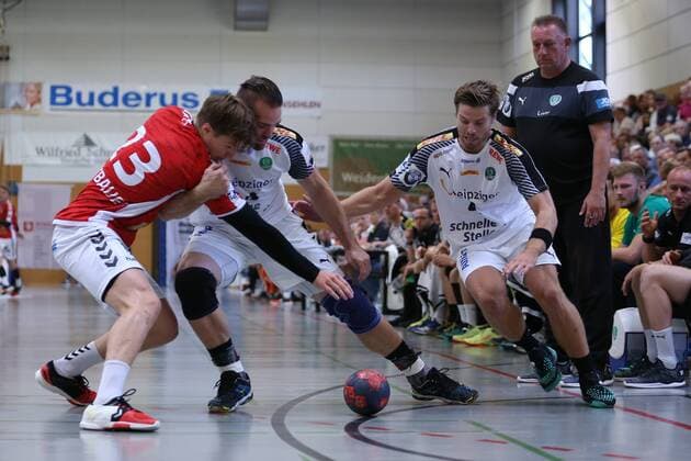 Handball Sportverein Hamburg SC DHfK Leipzig Handball International Heide Cup 2018 11 08 18 Alen Milosevic No 34 SC DHfK Leipzig holds Jan Forstbauer Nr 23 Handball Sport Club Hamburg in chess to teammate Patrick Wiesmach No 04 SC DHfK Leipzig Under the eye of Michael Biegler SC DHfK Leipzig Trainer xmmkx