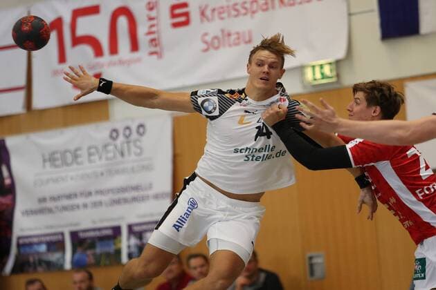 Niclas Pieczkowski No 14 SC DHfK Leipzig passes the ball against Aron Rafn Edvardsson Nr 28 Handball Sport Club Hamburg Schneverdingen Germany Copyright: xAgentur54Gradx xSpeedphotosx