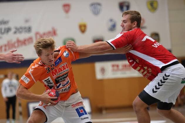 Handball Sportverein Hamburg vs SC IFK Kristianstad Handball Internationaler Heide Cup 2018 12 08 18 Alfred Ehn Nr 32 IFK Kristianstad against Niklas Weller Nr 13 Handball Sport Verein Hamburg xmmkx