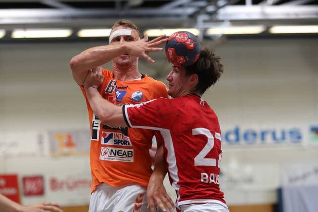 Handball Sportverein Hamburg vs SC IFK Kristianstad Handball International Heide Cup 2018 12 08 18 Philip Henningsson No 06 IFK Kristianstad against Philipp Bauer Nr 22 Handball Sport Verein Hamburg xmmkx