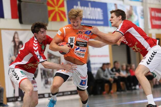 Handball Sportverein Hamburg vs SC IFK Kristianstad Handball Internationaler Heide Cup 2018 12 08 18 Alfred Ehn Nr 32 IFK Kristianstad v Philipp Bauer Nr 22 Handball Sport Club Hamburg and Dominik Axmann Nr 15 Handball Sport Club Hamburg xmmkx