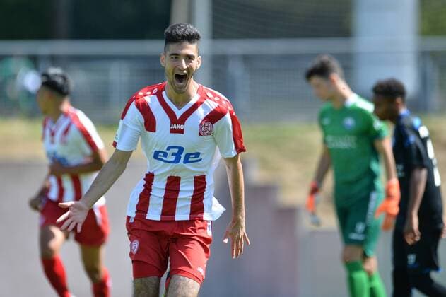 Fußball A-Junioren Bundesliga West Rot-Weiss Essen - SC Paderborn am 12.08.2018 im Stadion am Hallo in Essen Torjubel zum 1:0 durch Alkan Talas ( Essen ) *** Football A Juniors Bundesliga West Rot Weiss Essen SC Paderborn on 12 08 2018 at the stadium on Hallo in Essen Torjubel to 1 0 by Alkan Talas Essen xTTx