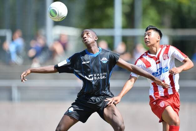 Fußball A-Junioren Bundesliga West Rot-Weiss Essen - SC Paderborn am 12.08.2018 im Stadion am Hallo in Essen Jonathan Kyeremateng ( Paderborn ), links - Seongsun You ( Essen ), rechts *** Football A Juniors Bundesliga West Rot Weiss Essen SC Paderborn am 12 08 2018 im Stadion am Hallo in Essen Jonathan Kyeremateng Paderborn left Seongsun You food right xTTx