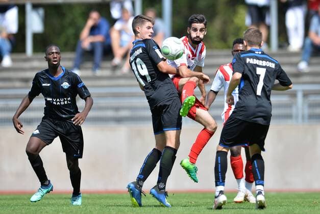 Fußball A-Junioren Bundesliga West Rot-Weiss Essen - SC Paderborn am 12.08.2018 im Stadion am Hallo in Essen Justus Henke ( Paderborn ), links - Mervan Aydin ( Essen ), mitte - Phil Beckhoff ( Paderborn ), vorne - Jonatha Kyeremateng ( Paderborn ), hinten *** Football A Juniors Bundesliga West Rot Weiss Essen SC Paderborn am 12 08 2018 im Stadion am Hallo in Essen Justus Henke Paderborn left Mervan Aydin Essen Mitte Phil Beckhoff Paderborn front Jonatha Kyeremateng Paderborn behind xTTx