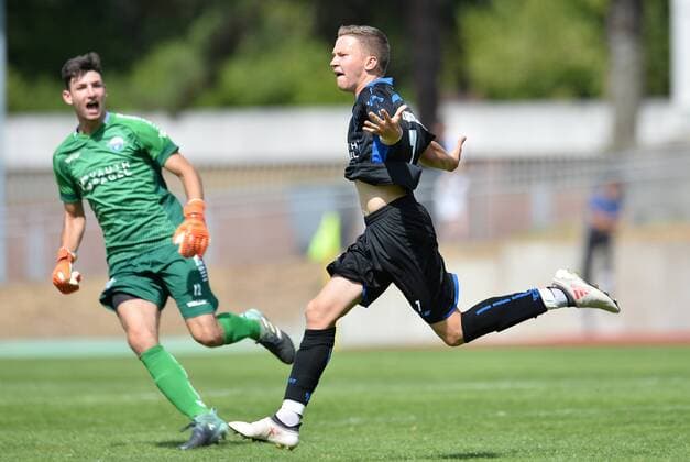 Fußball A-Junioren Bundesliga West Rot-Weiss Essen - SC Paderborn am 12.08.2018 im Stadion am Hallo in Essen Torjubel zum 2:2 durch Phil Beckhoff ( Paderborn ), vorne - Michele Cordi ( Paderborn ), hinten *** Football A Juniors Bundesliga West Rot Weiss Essen SC Paderborn on 12 08 2018 at the stadium on Hallo in Essen Torjubel to 2 2 by Phil Beckhoff Paderborn front Michele Cordi Paderborn behind xTTx